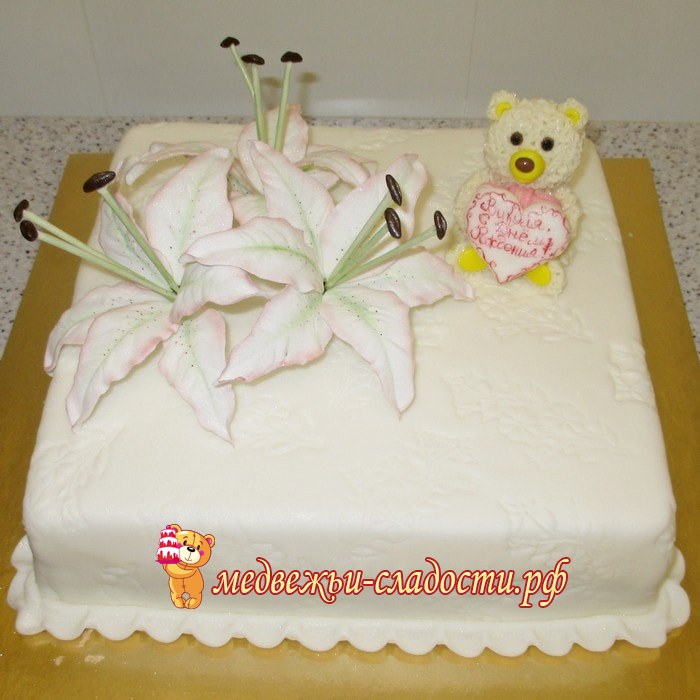 Торт с фигуркой мишки и букетом лилий